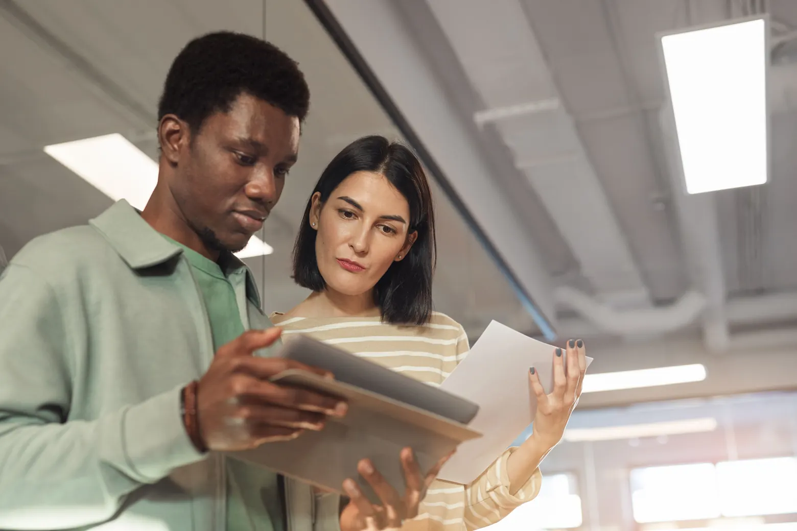 Colegas de trabalho analisam informações em um tablet